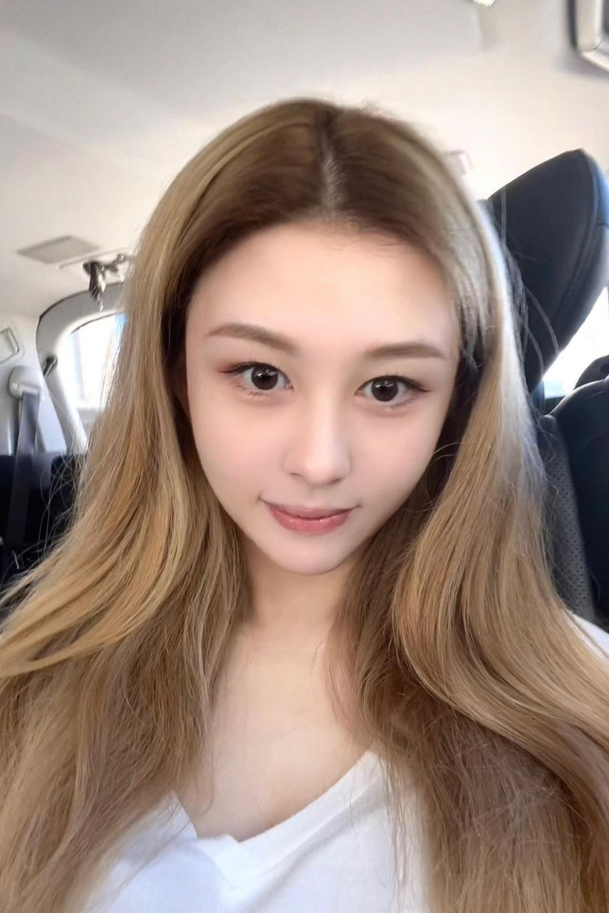 近日,邱淑贞的22岁女儿沈月在社交媒体上晒出了一组美照,然而,与她