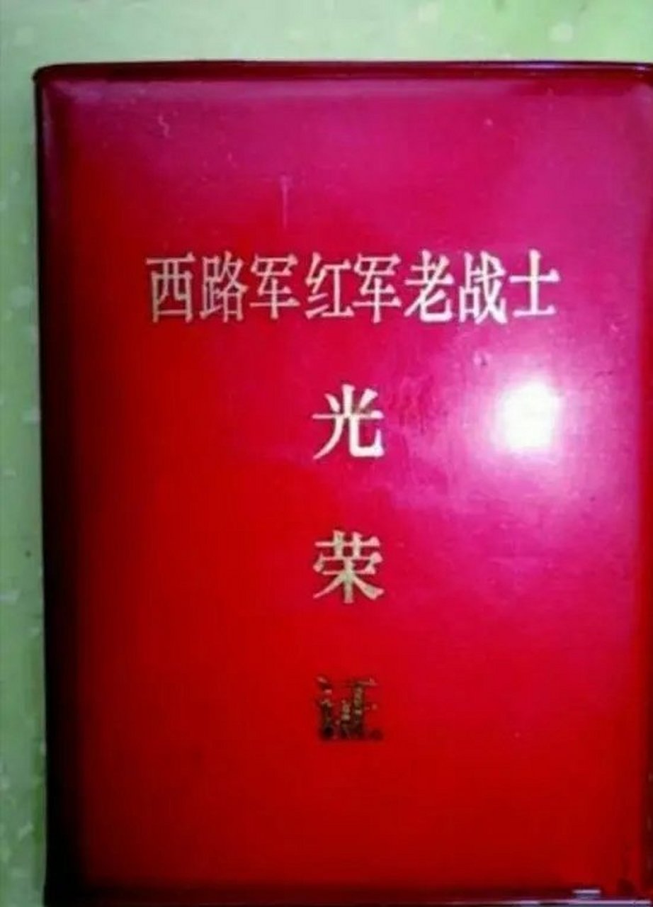 马家军士兵在外面守着,被俘的西路军女战士刘汉润发现茅厕的后面有个