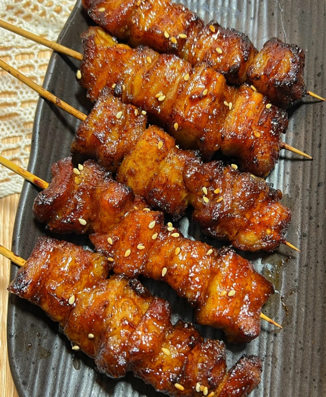 蜜汁烤五花肉串,外焦里嫩,咬上一口,爆汁了!