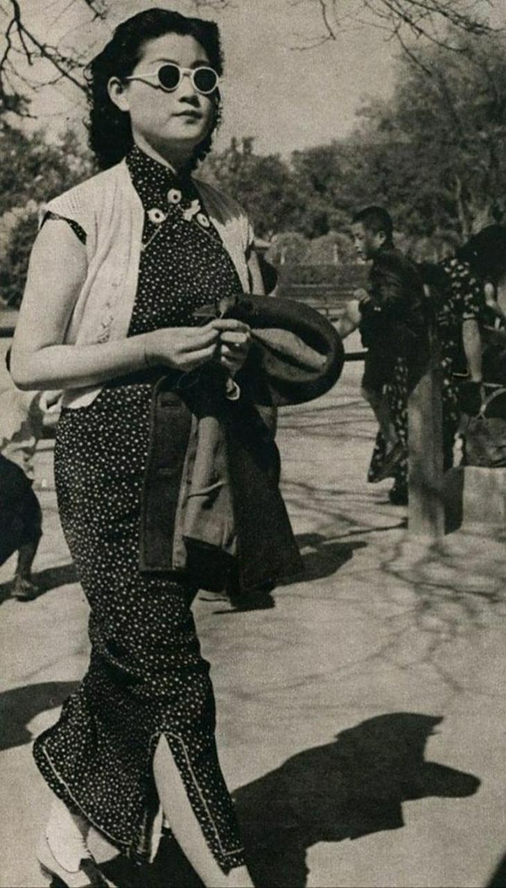 这是一张上世纪二三十年代的老照片,这个女子的穿着就是拿如今的眼光