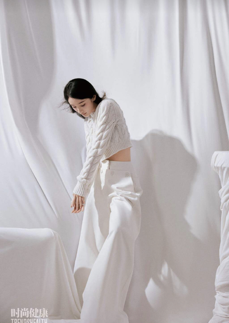 杨幂芭蕾舞裙像黑天鹅,细腰身材诱人