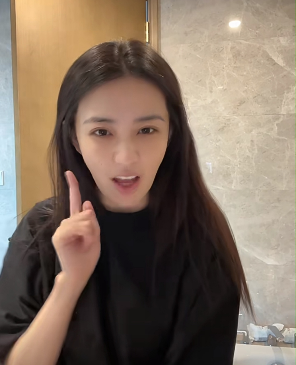 徐璐不拍戏在家休息,素颜录视频眼睛有点肿,尤其是双眼皮变得很宽了