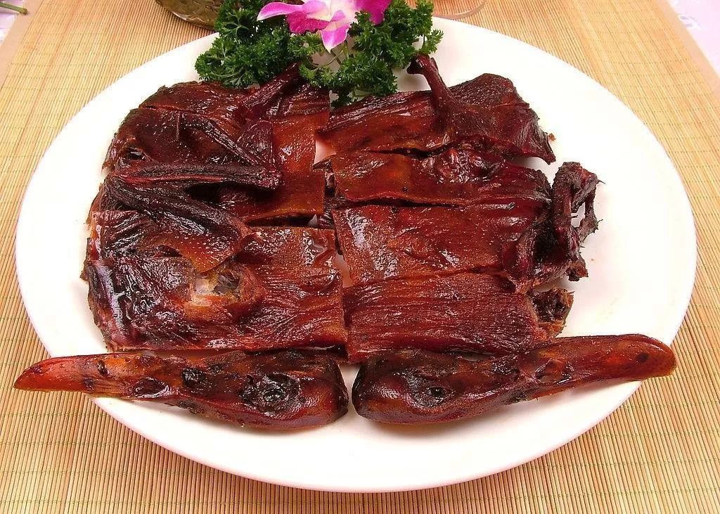 株洲酱板鸭:株洲的一道传统美食,色泽红亮,肉质鲜嫩,味道香辣