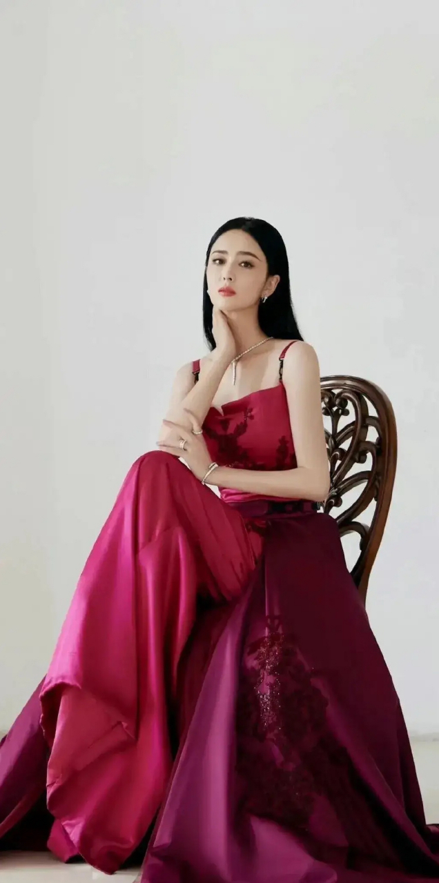 娱乐圈女明星佟丽娅红裙写真[鲜花][鲜花][鲜花]