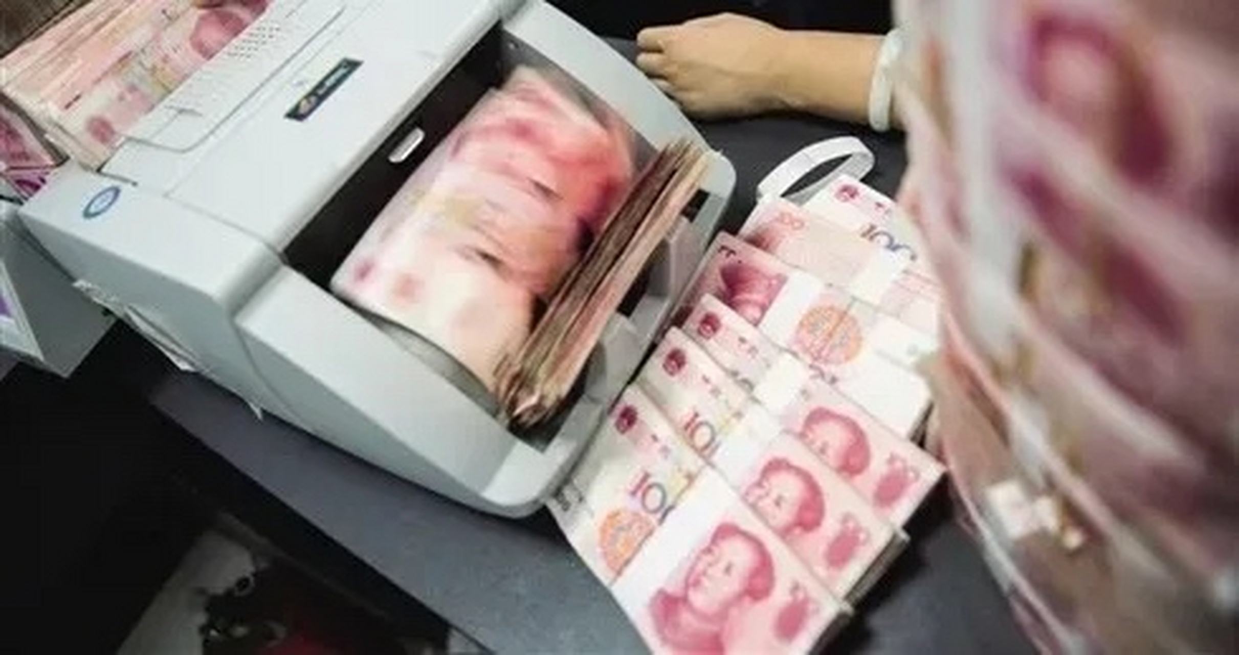 今天跟老妈去银行取二十万现金,银行工作人员居然问我们取钱干什么用?