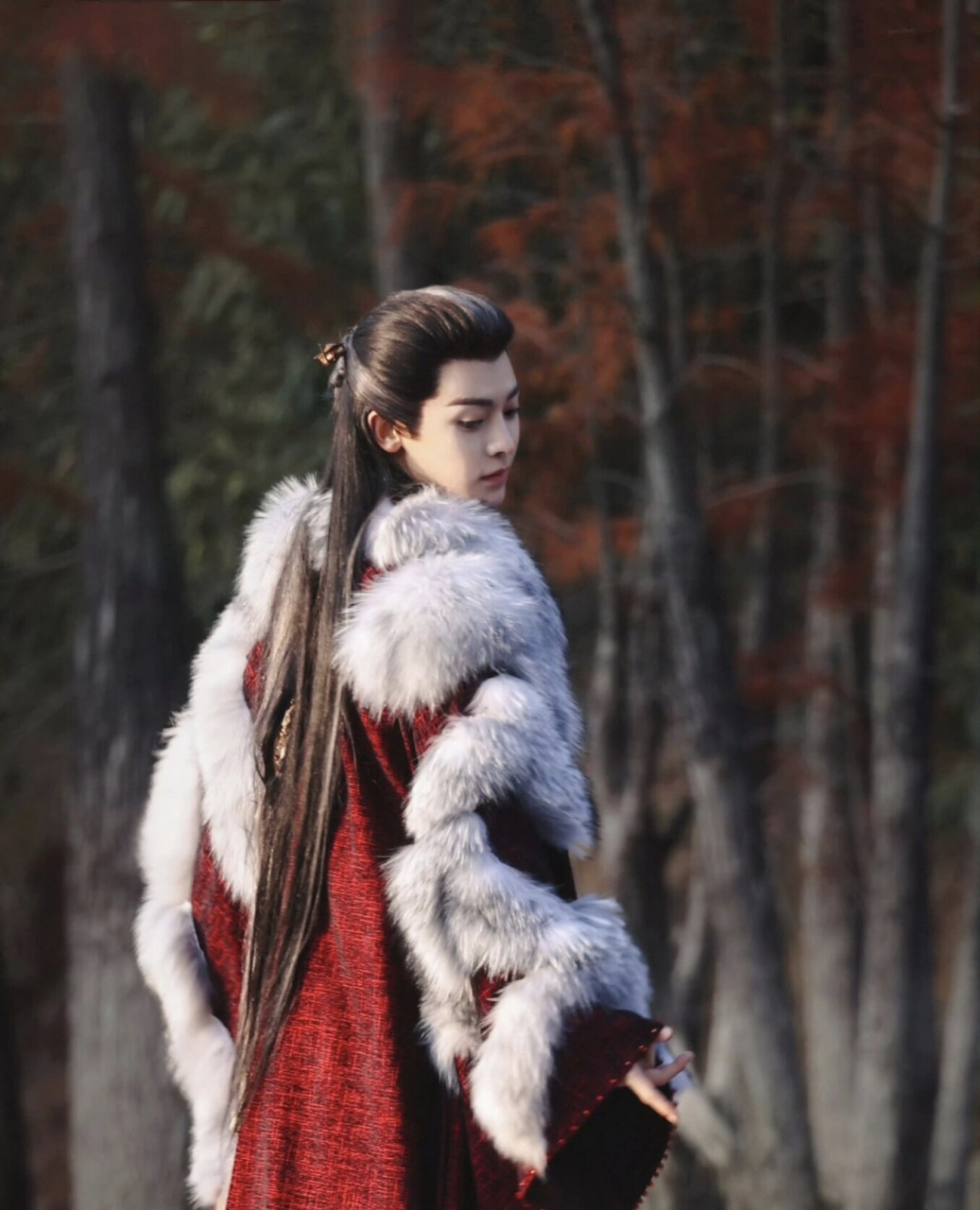 侯明昊《大梦归离》#侯明昊#   首先,这部剧是一部古装剧,讲述了一个