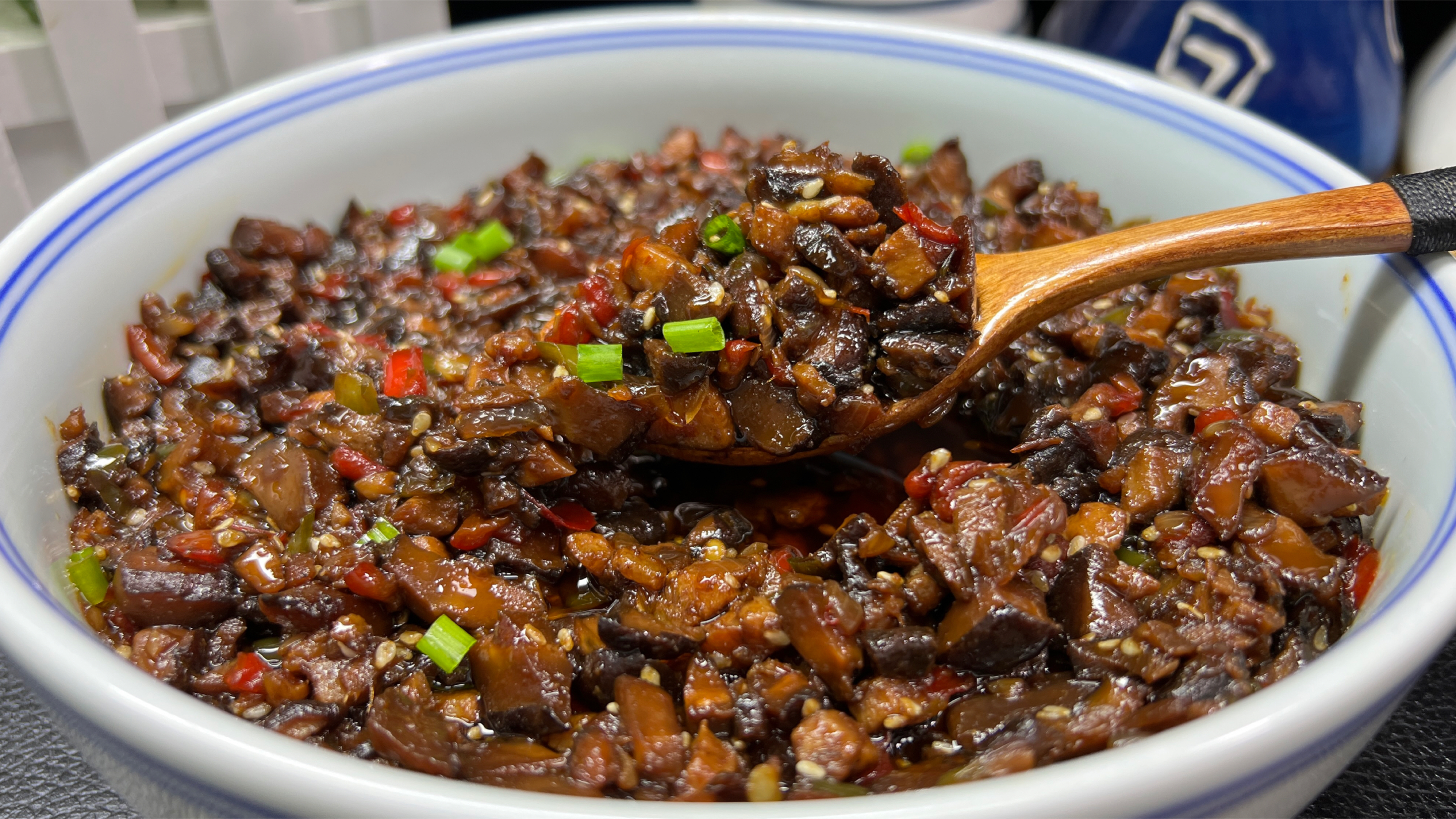 我家香菇酱从不买，详细做法和配方告诉你，半年不坏比牛肉酱还香