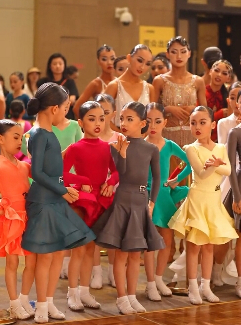 拉丁舞都要一样的妆容和发型吗?