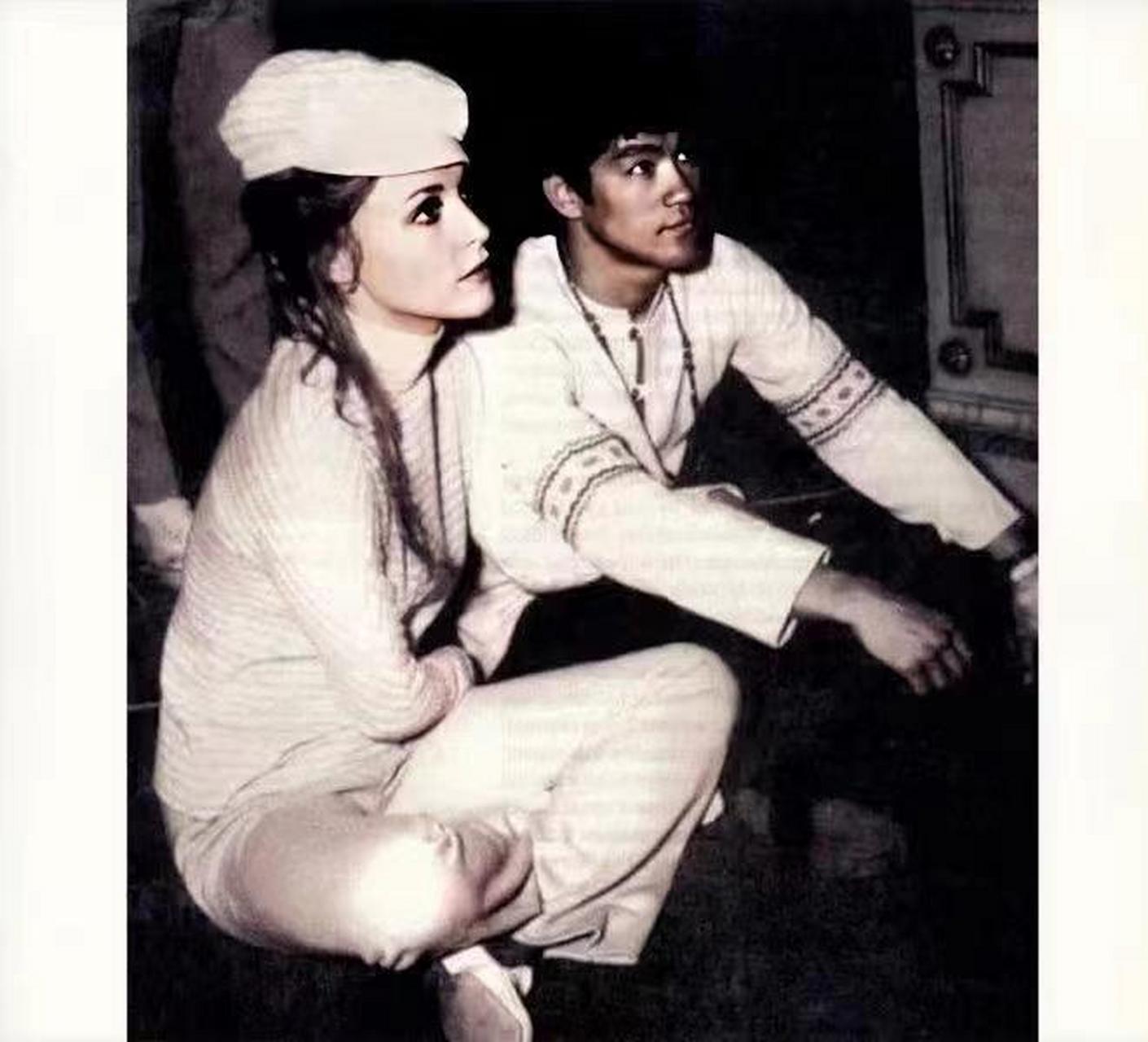 1968年,好莱坞女星莎伦·泰特邀请了武术家李小龙担任她所演电影的