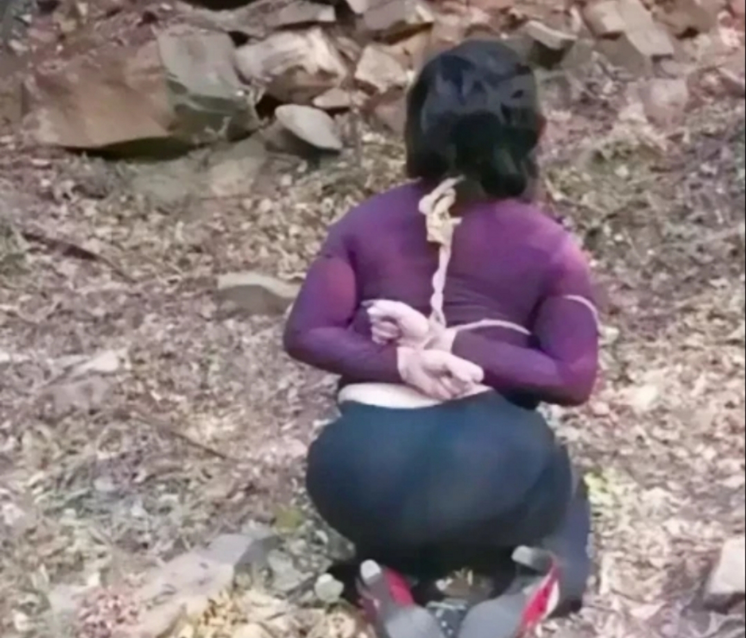 女死刑犯李丽娟在成都郊外被执行死刑,照片中,她的双手被法绳反绑,跪