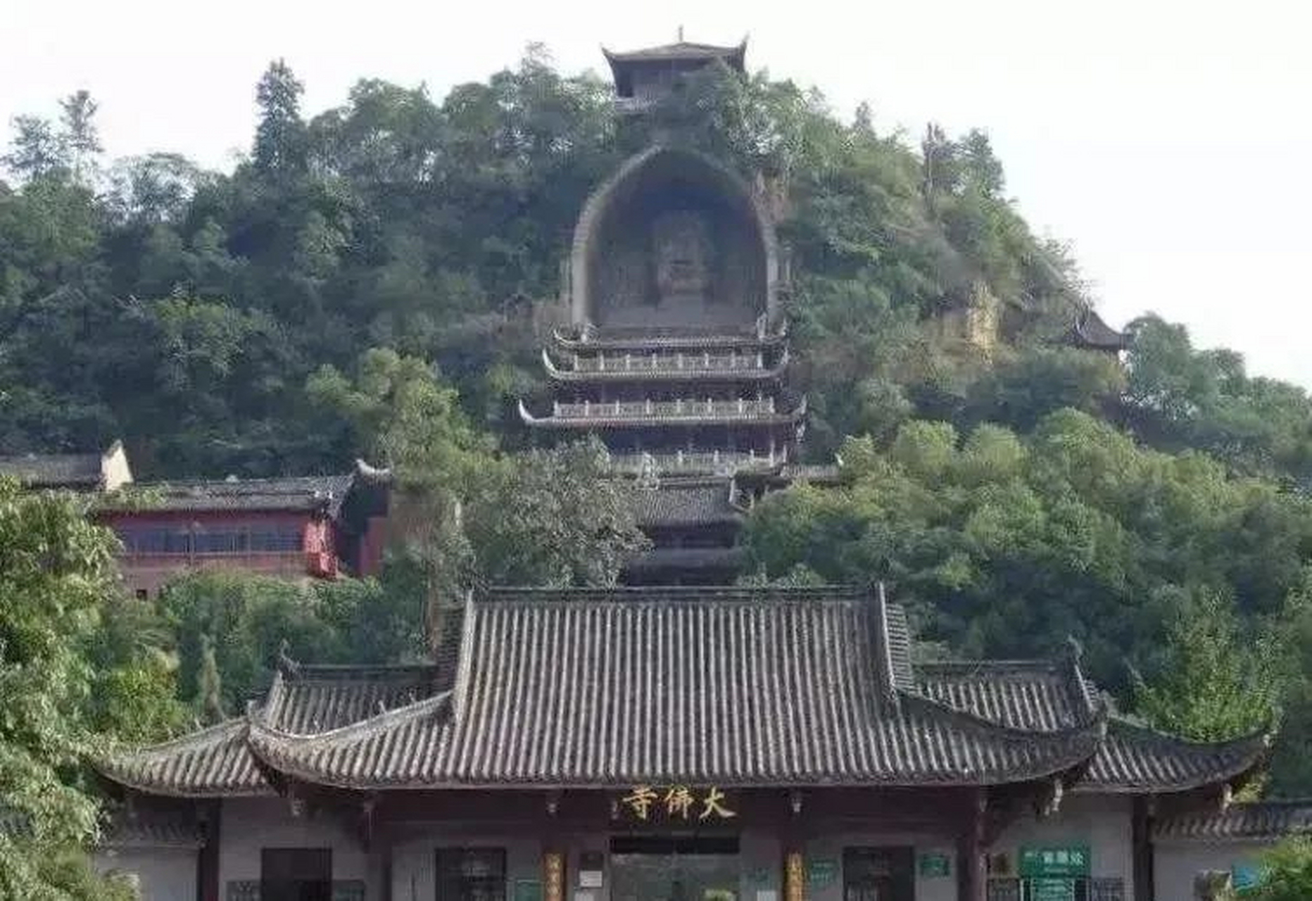 四川自贡荣县大佛,高2.8米,是世界上最大的石刻佛像之一.