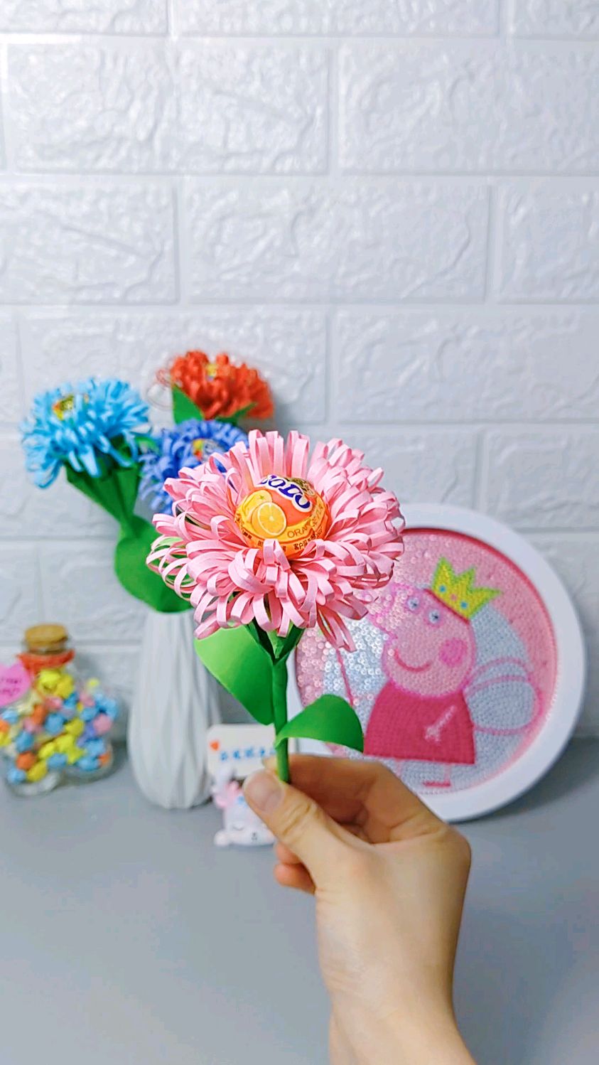 母亲节快到了,教你用彩纸做一朵棒棒糖花送给妈妈吧-度小视