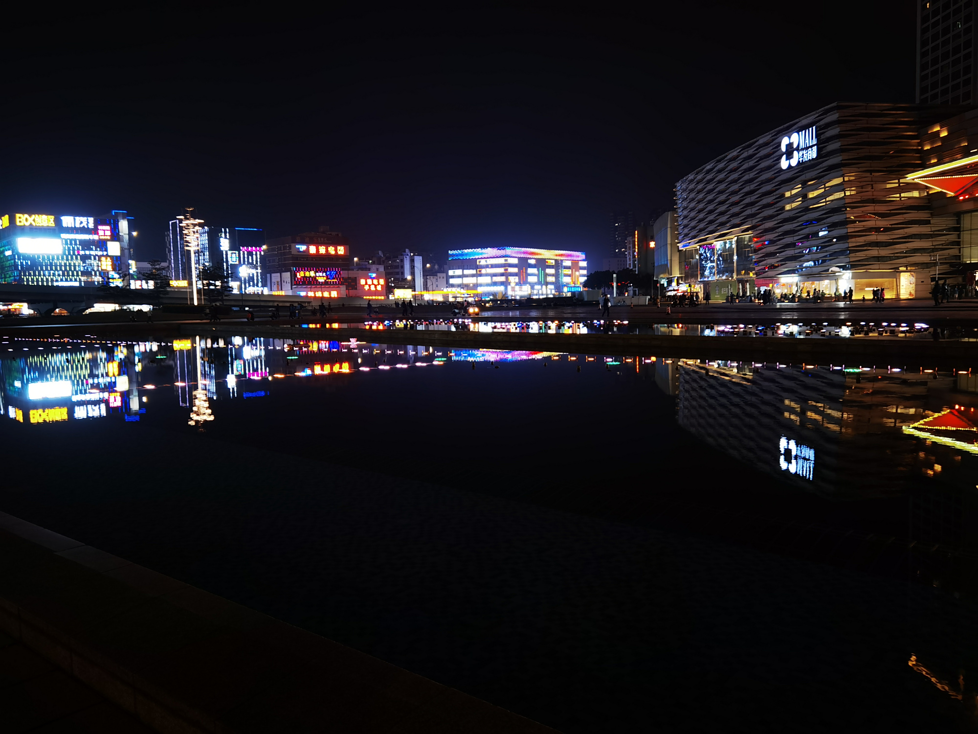 珠海夜晚之华发商都广场的音乐喷泉