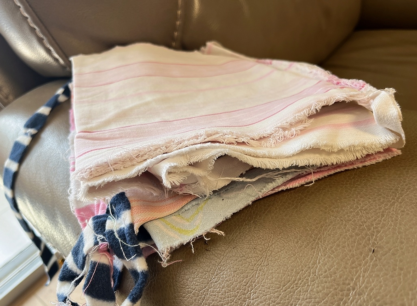 婆婆从农村老家给宝宝拿来了自己做的尿布,用的是一些旧床单和旧衣服