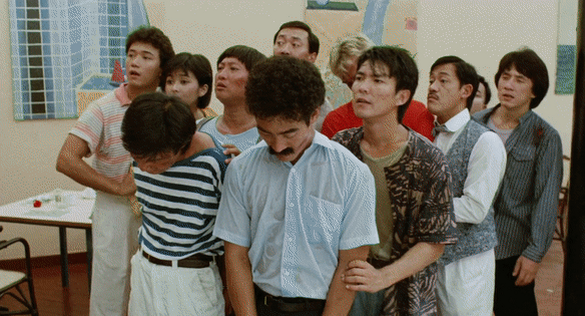 《夏日福星》除了关之琳的盛世美颜外,在电影中20多位明星从电梯里