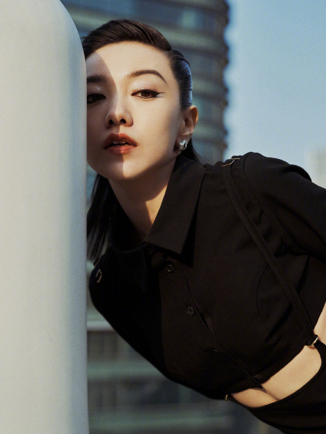 郭采洁与阿肆合拍大片,个性美里藏着冷酷叛逆与张狂