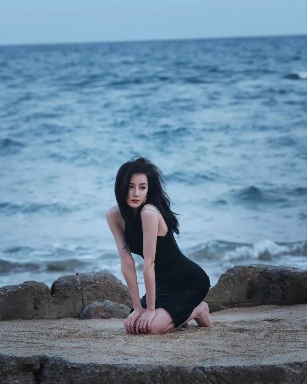 明星生图大赏# #明星娱情速报#  迪丽热巴海边#养眼美女