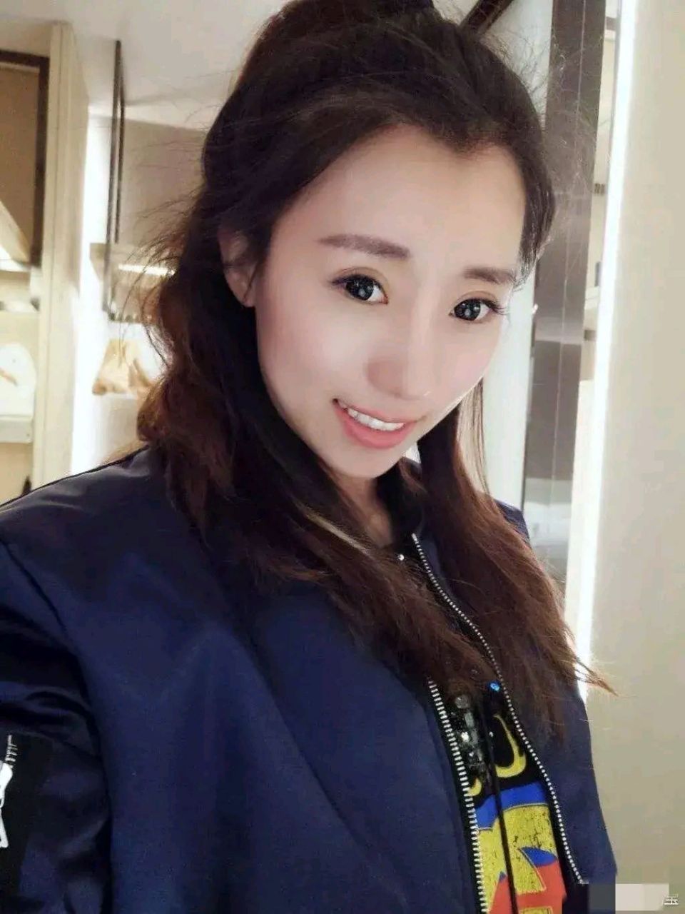 反观毕莹,杏仁眼,瓜子脸,薄嘴唇,人小鬼大,看着就一张精明脸.