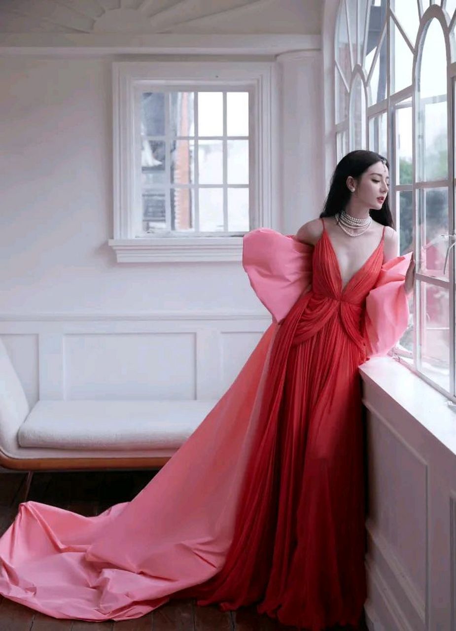 美女# 迪丽热巴,深v红色长裙.