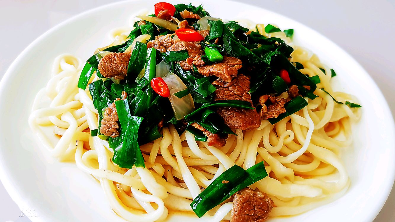 简单的家常饭最好吃,一盘韭菜肉拌面太香了