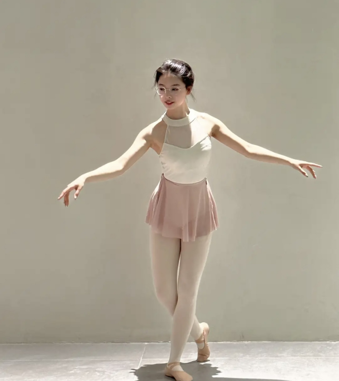 戴眼镜的芭蕾舞气质美少女