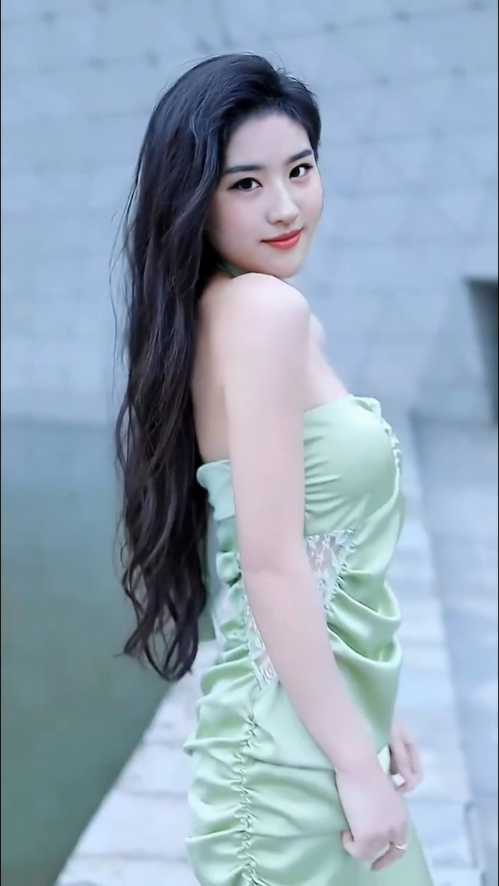 长相十分漂亮的美女,一张漂亮的脸蛋,一双美丽的大眼睛,肤色白里透红