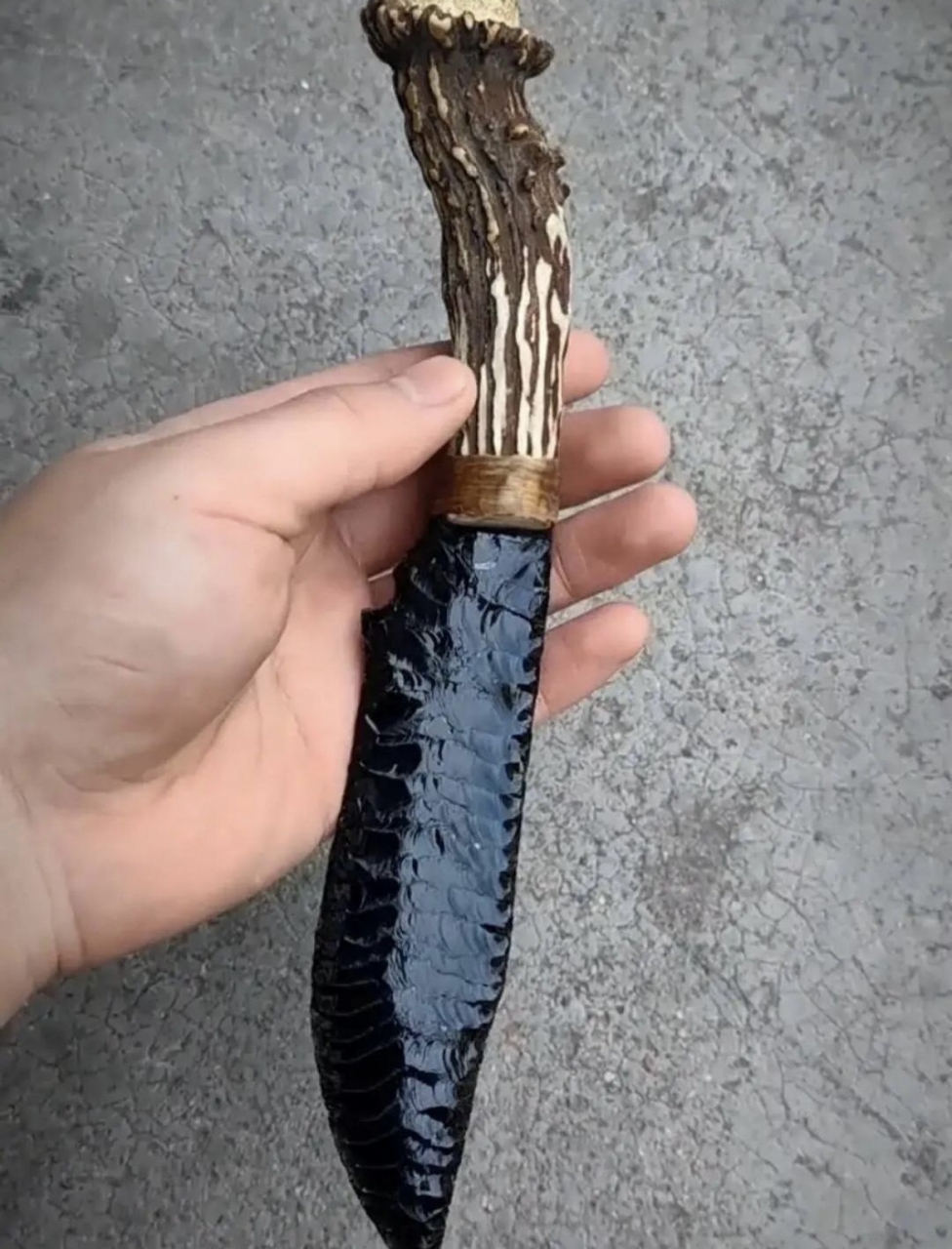 黑曜石做了一把刀.物理伤害忽略不计,魔法伤害离谱.