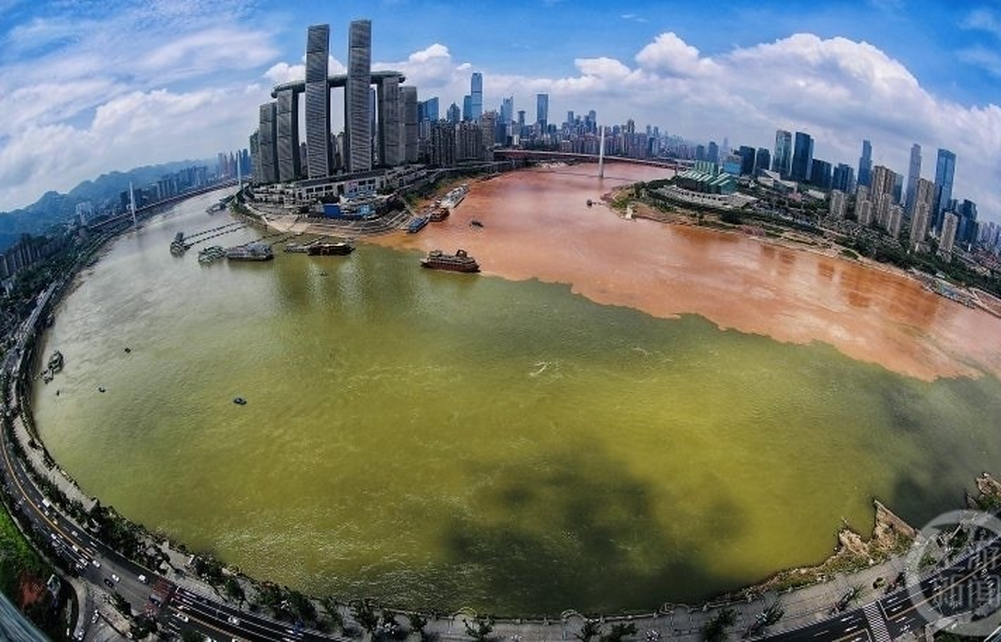 重庆两江交汇出现"鸳鸯锅"奇观,的确很震撼