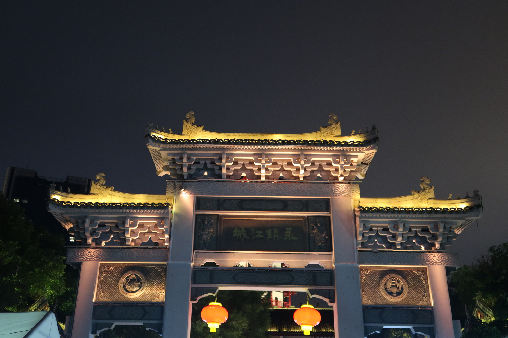 绳金塔夜景,别样的灯火