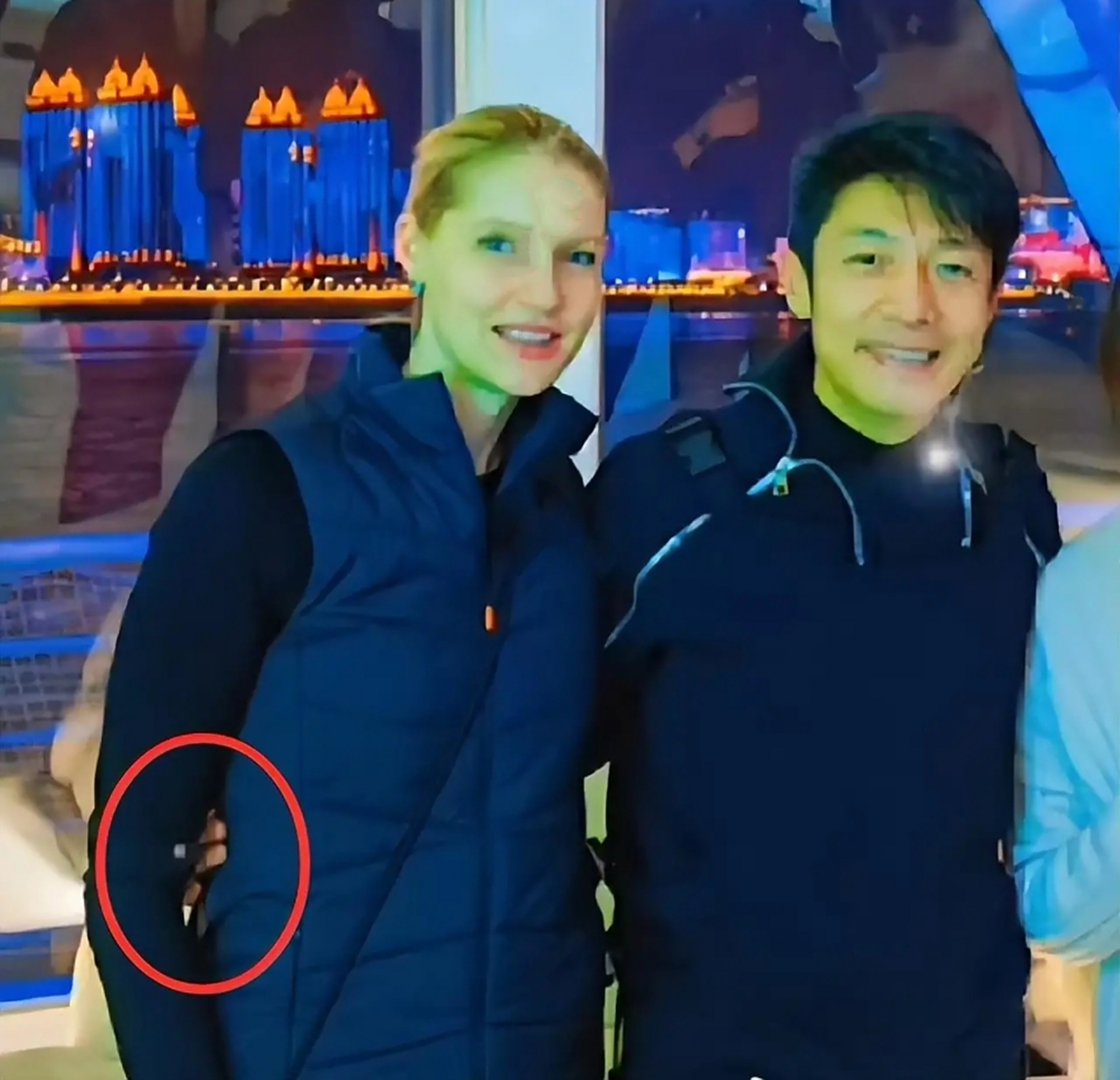 撒贝宁的全家福,双胞胎混血儿女好可爱[赞同]