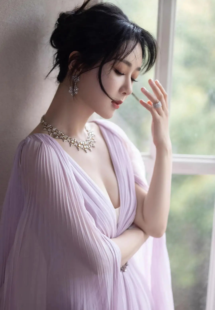 杨紫深v紫色轻纱礼裙写真,勾勒出完美身材!