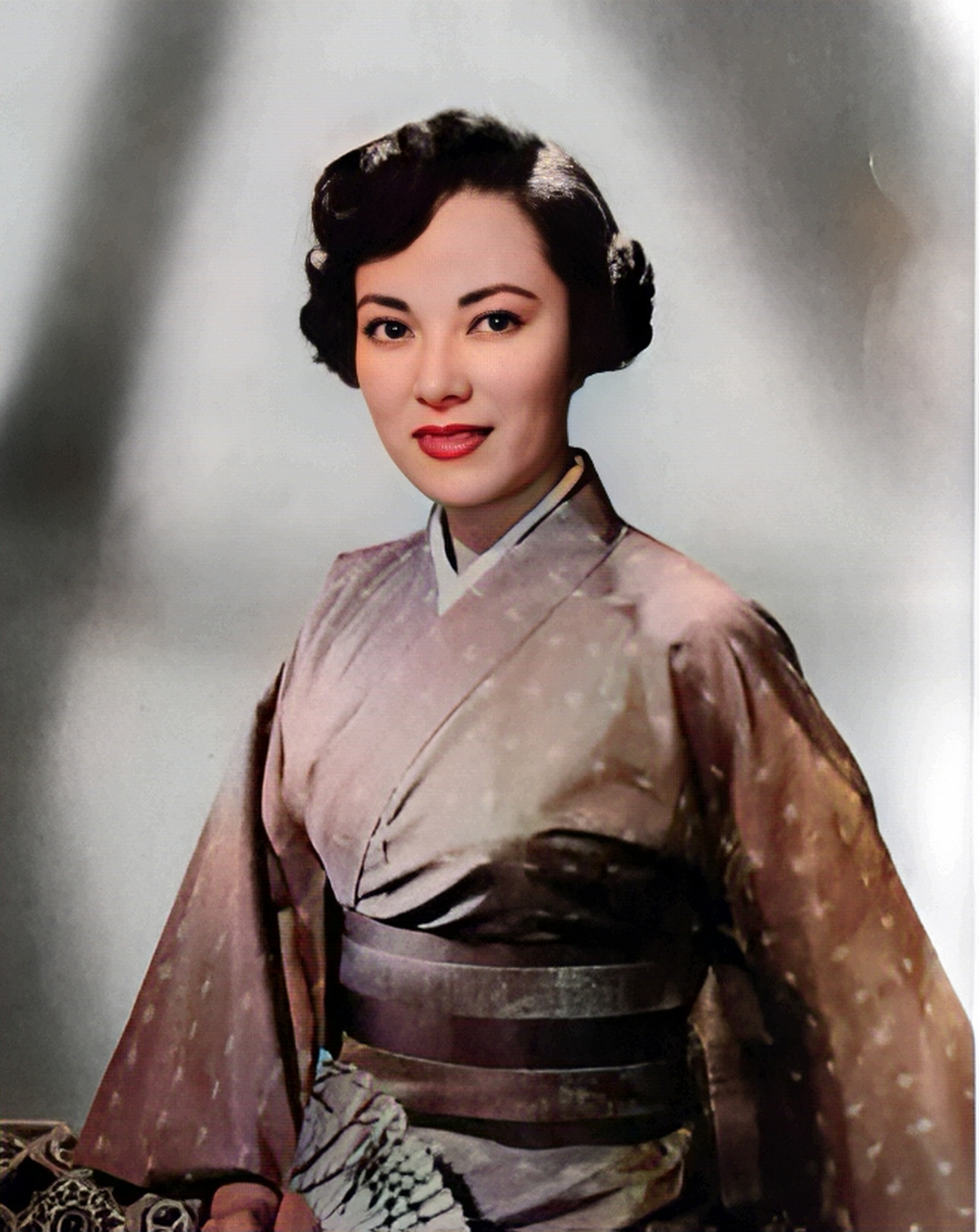 1944年,风头正盛的张爱玲在游园时,偶遇影星李香兰.