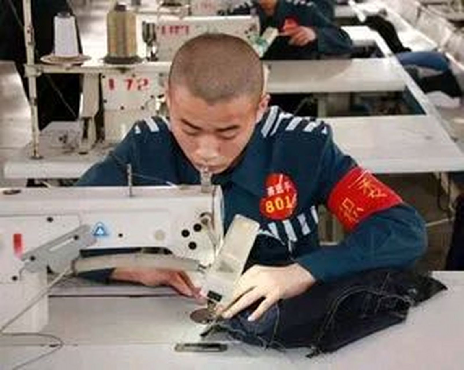 原来就听说在监狱楼里面都要踩缝纫机,这次我因打架伤人进去了,估计也