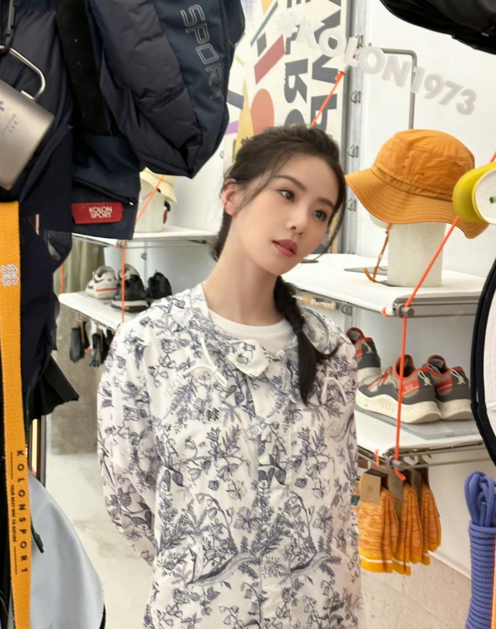 刘诗诗体验户外生活随拍,一身休闲穿搭,扎着麻花辫,优雅温柔,清新甜美