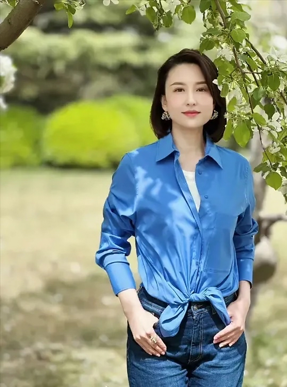 一件蓝色衬衫配牛仔裤清雅脱俗,站在山楂树下宛如画中人~
