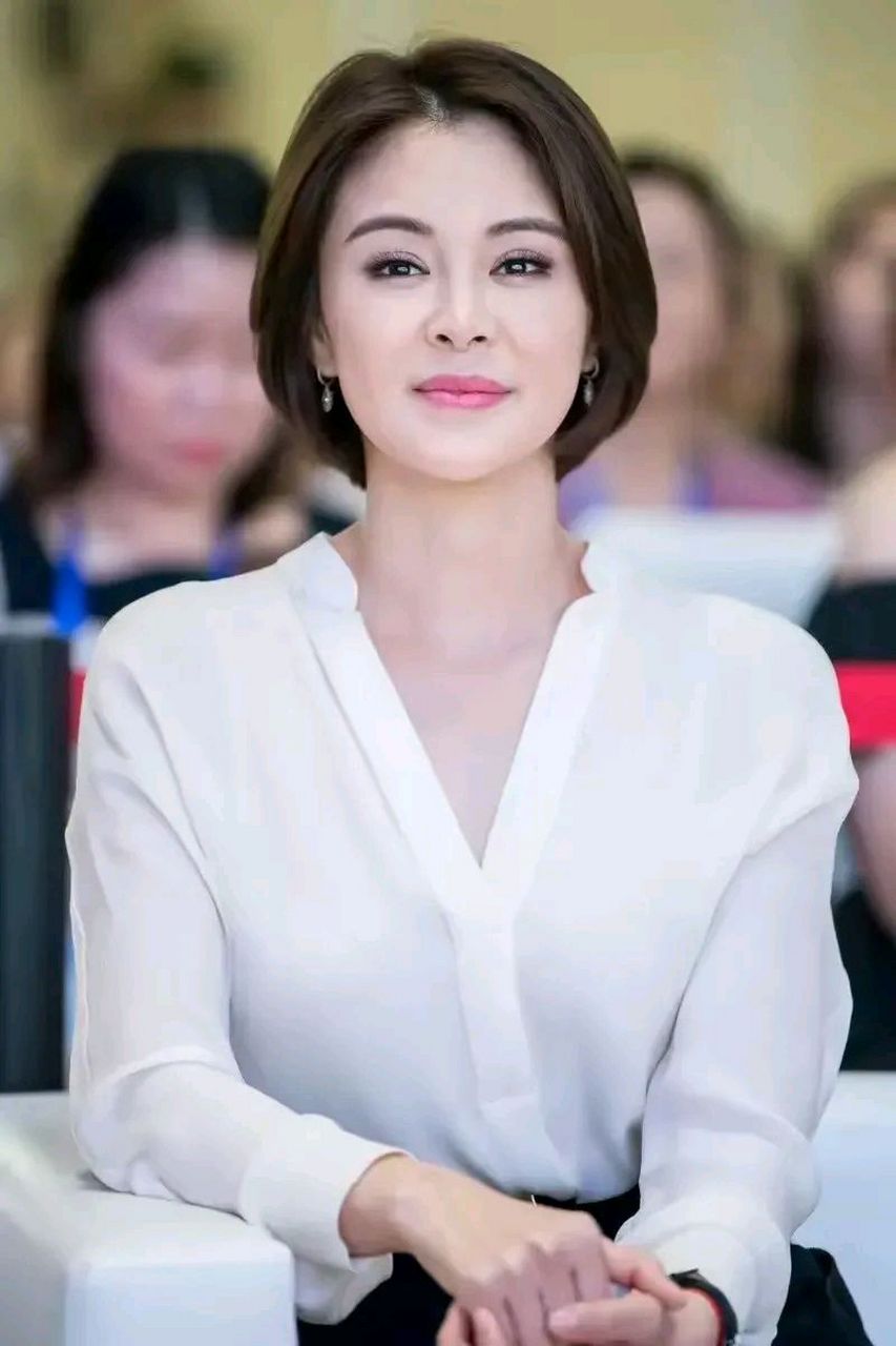 关悦太会打扮自己了,剪波波头穿白衬衫美成小姑娘,佟大为也太有福气了