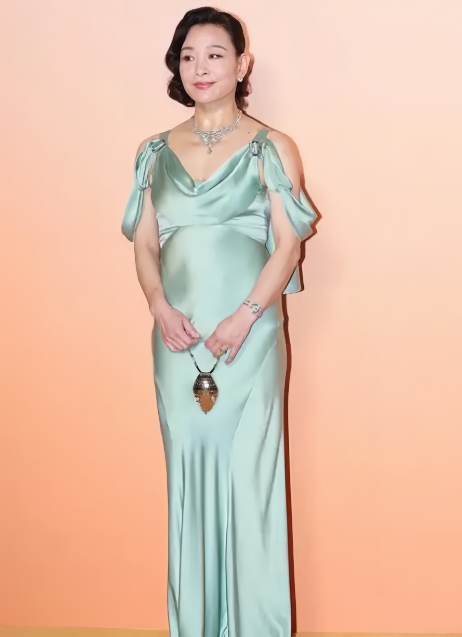 陈冲依然保持着性感迷人的魅力,尽管已经是60岁的成熟女性.