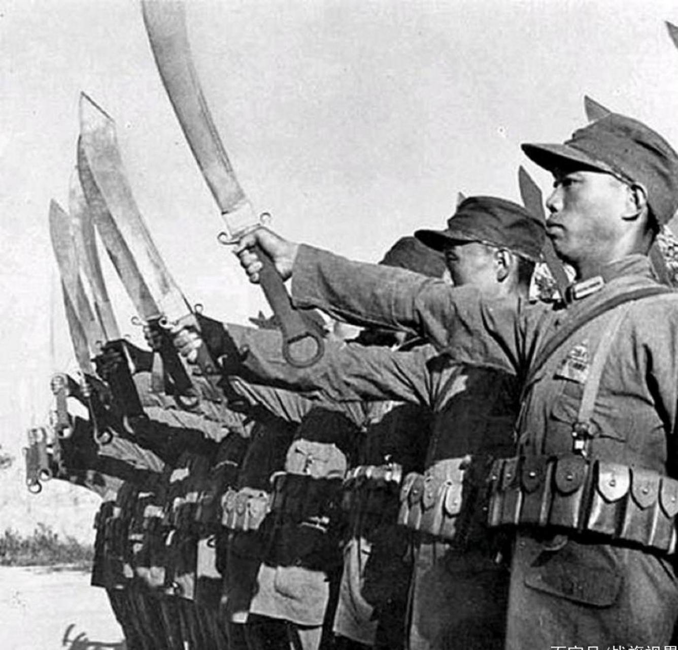 这些士兵装备落后,食不果腹,衣不蔽体,还有五尺微童.