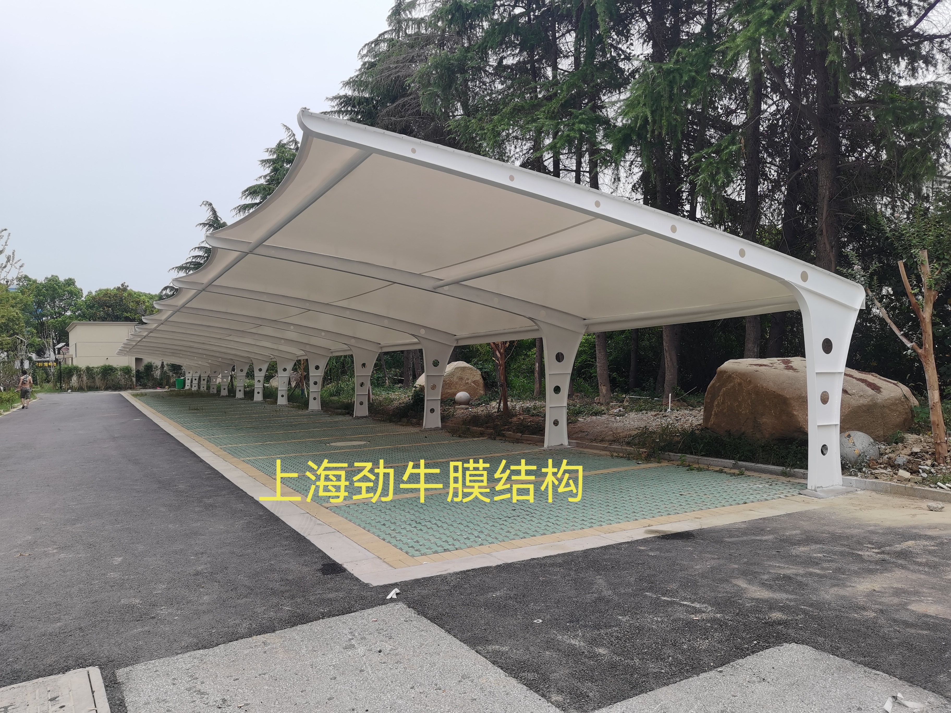 膜结构停车棚的特点和优点