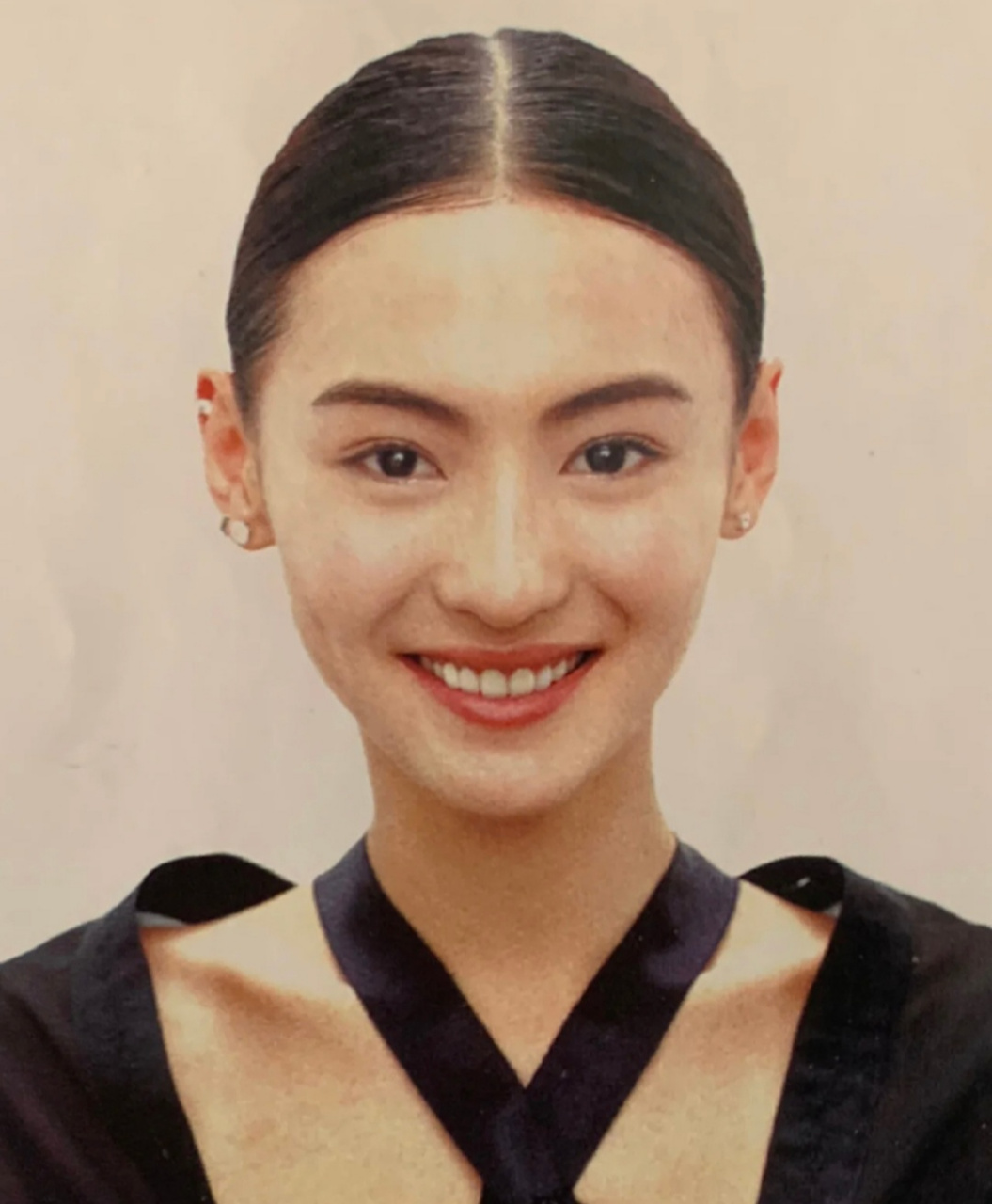 除了发缝有点宽之外,张柏芝的头简直完美,高颅顶线条流畅,发际线也