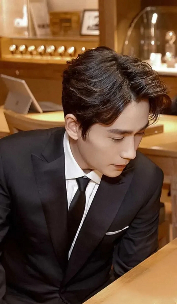 都说韩延和陈思诚慧眼识"朱",邀请朱一龙成功塑造三哥和何非,其实朱