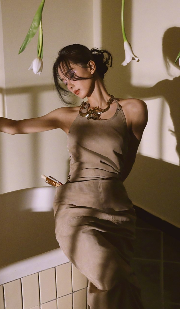 刘诗诗一字肩肌肉线条优美流畅,自律的女演员,身材控制得好好!