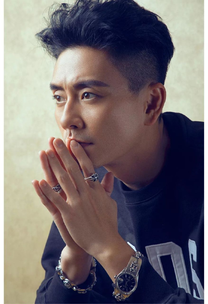 " 黄宗泽的迷人之处就在于:他是有神秘感的,他的眉毛和眼睛都充满