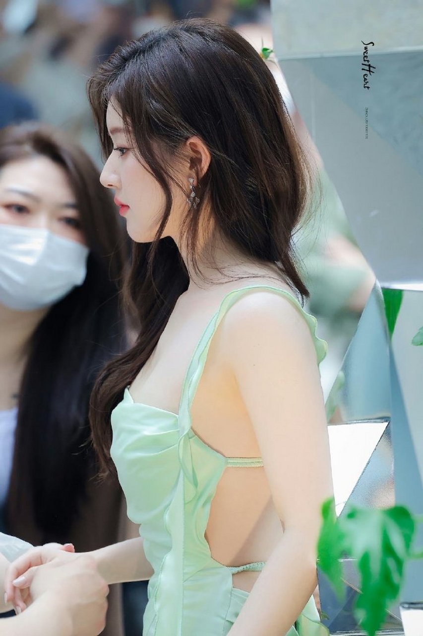 赵露思穿浅绿色露背吊带裙,成熟性感不失俏皮  赵露思在这组照片里穿