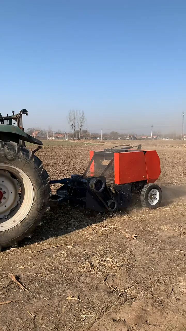 今天带大家看一款养殖场必备的秸秆粉碎打捆机.