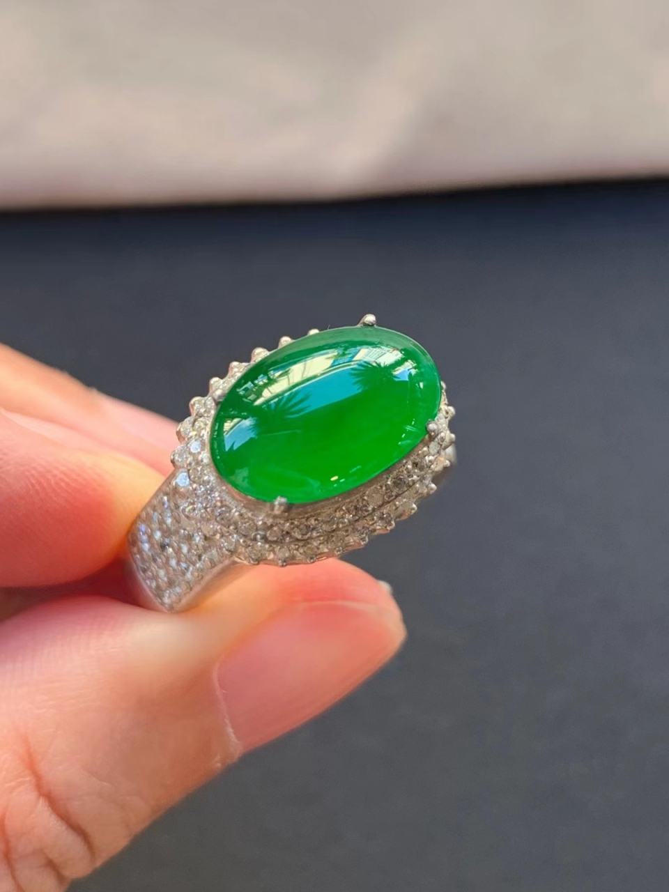 点击头像看直播# #翡翠# 冰种辣阳绿马鞍戒面,种好色好,绿意浓郁,冰