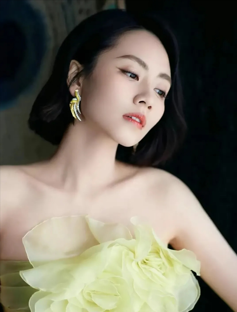 黄色长抹胸裙性感迷人风情雅苑惊艳妩媚动人成熟女人味十足姐姐刘惜君