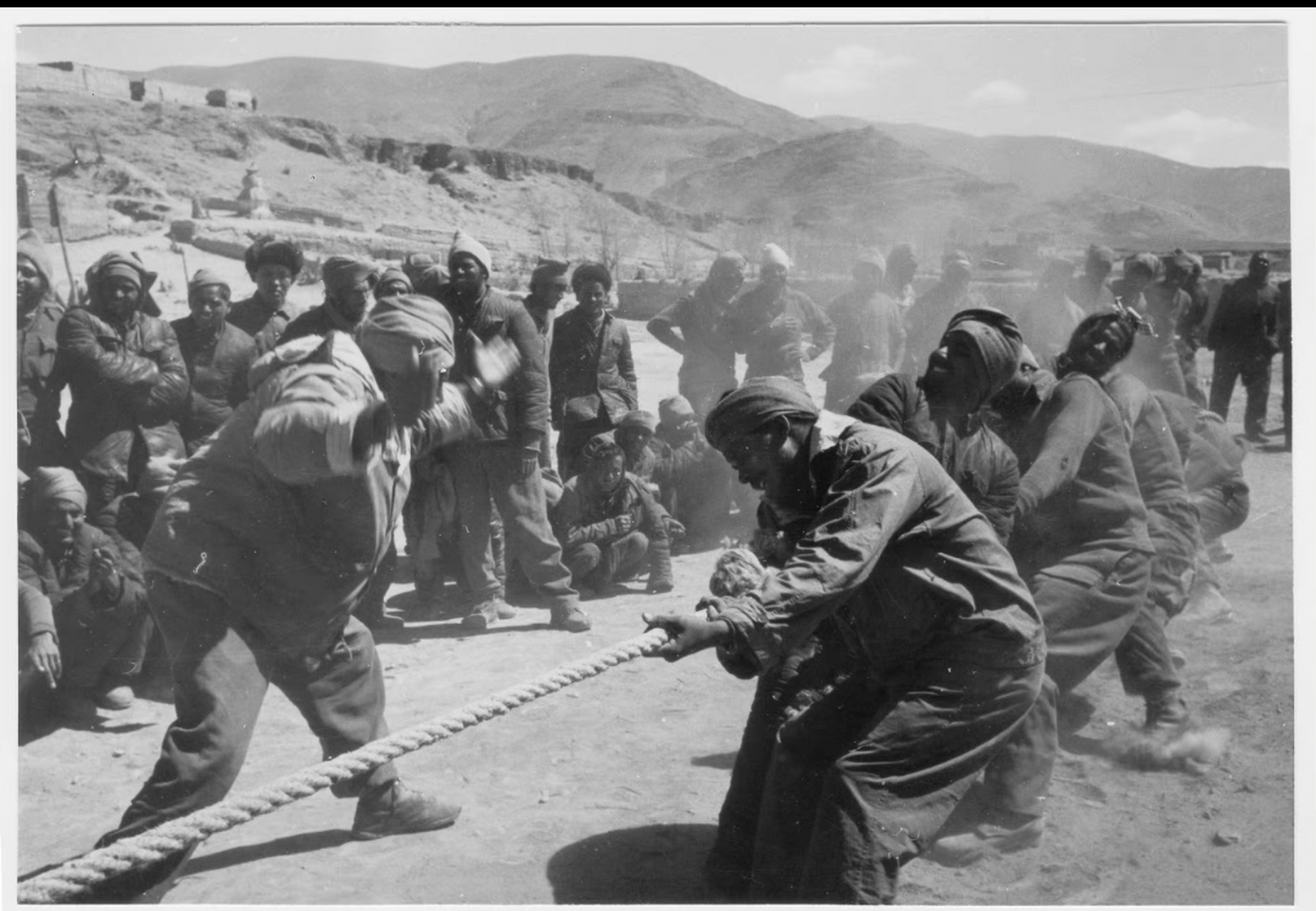 1962年对印自卫反击战期间,被俘的印度士兵在位于西藏的战俘营中进行