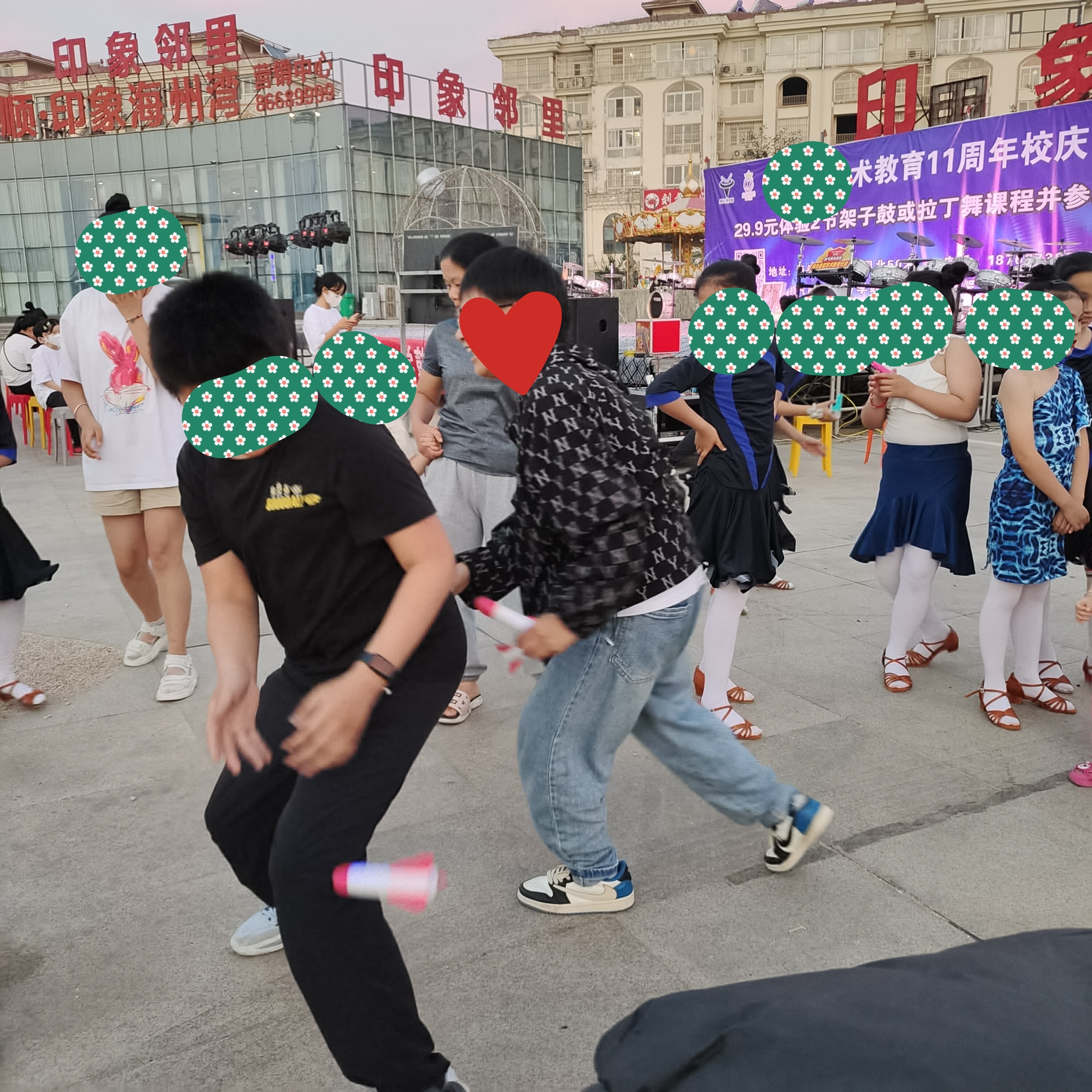 一个六年级的小女孩把自己打扮成男孩子模样,也不知道是为什么?