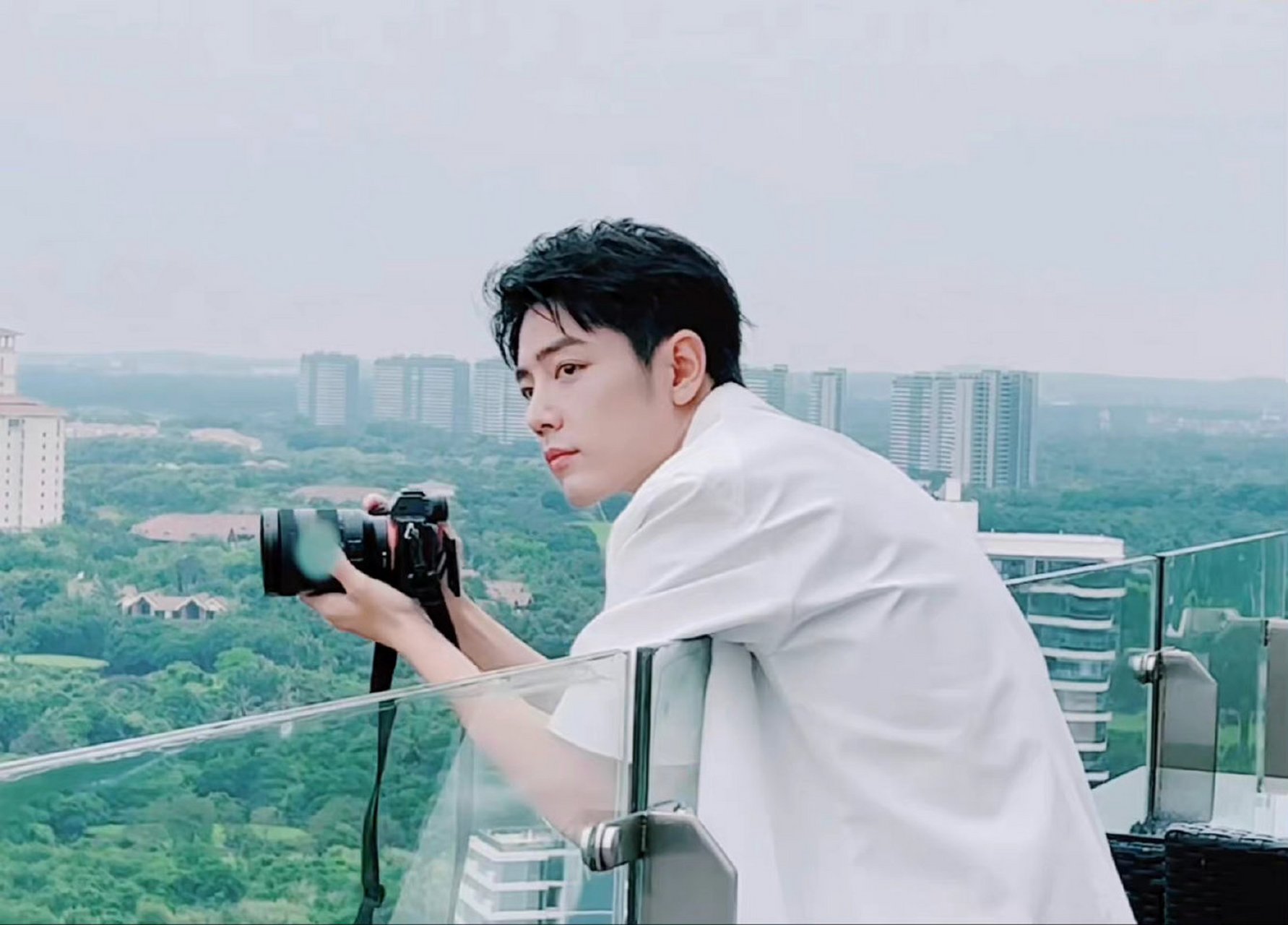 肖战一些趴阳台故事,每一帧都是风景,阳台氛围感狠狠拉满!